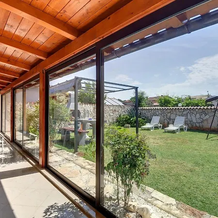 Boutique Hoilday With Lawn In