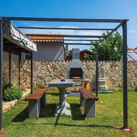 Boutique Hoilday With Lawn In Medulin
